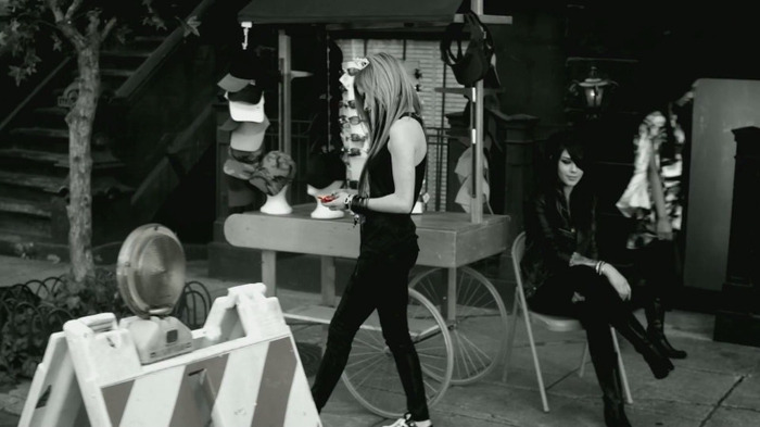 Avril Lavigne - Smile 0485 - Avril - Lavigne - Smile - Official - Music - Video - Caps - Paart 1
