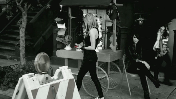 Avril Lavigne - Smile 0486 - Avril - Lavigne - Smile - Official - Music - Video - Caps - Paart 1