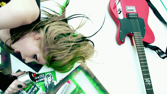 Avril Lavigne - Smile 0493 - Avril - Lavigne - Smile - Official - Music - Video - Caps - Paart 1