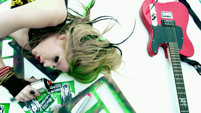 Avril Lavigne - Smile 0494 - Avril - Lavigne - Smile - Official - Music - Video - Caps - Paart 1