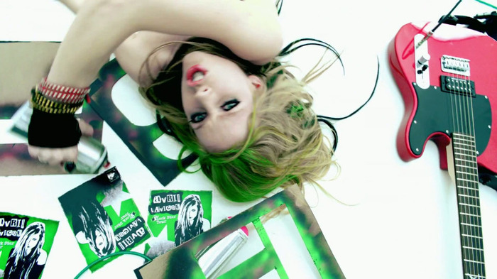 Avril Lavigne - Smile 0496 - Avril - Lavigne - Smile - Official - Music - Video - Caps - Paart 1