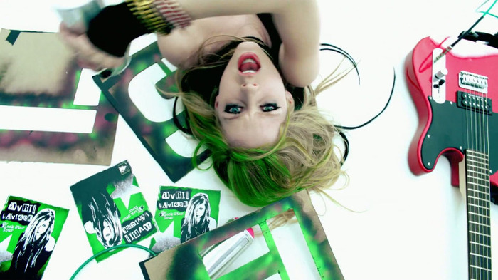 Avril Lavigne - Smile 0497 - Avril - Lavigne - Smile - Official - Music - Video - Caps - Paart 1