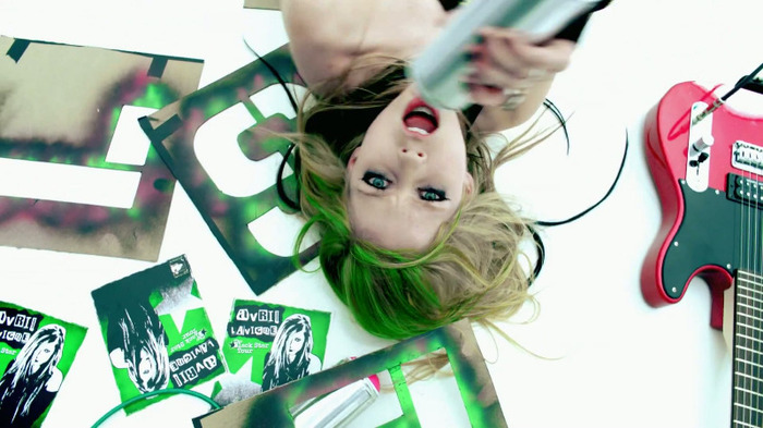 Avril Lavigne - Smile 0498 - Avril - Lavigne - Smile - Official - Music - Video - Caps - Paart 1