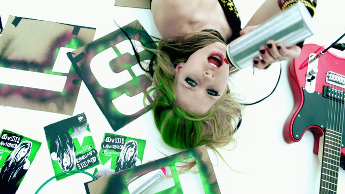 Avril Lavigne - Smile 0499 - Avril - Lavigne - Smile - Official - Music - Video - Caps - Paart 1