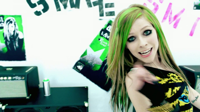 Avril Lavigne - Smile 0500 - Avril - Lavigne - Smile - Official - Music - Video - Caps - Paart 1