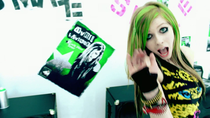 Avril Lavigne - Smile 0502 - Avril - Lavigne - Smile - Official - Music - Video - Caps - Paart 2