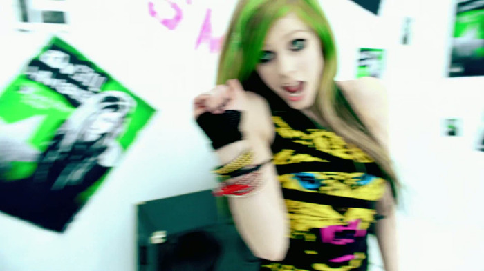 Avril Lavigne - Smile 0503 - Avril - Lavigne - Smile - Official - Music - Video - Caps - Paart 2