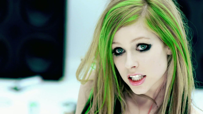 Avril Lavigne - Smile 0504 - Avril - Lavigne - Smile - Official - Music - Video - Caps - Paart 2