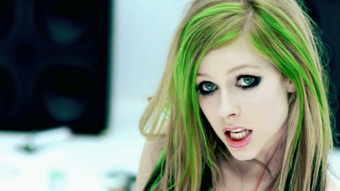 Avril Lavigne - Smile 0505 - Avril - Lavigne - Smile - Official - Music - Video - Caps - Paart 2