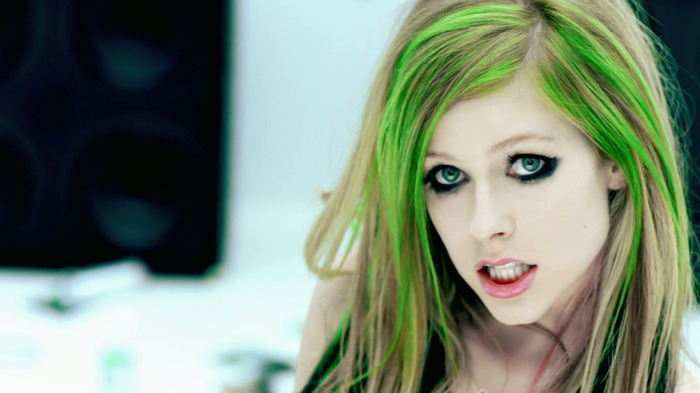 Avril Lavigne - Smile 0506 - Avril - Lavigne - Smile - Official - Music - Video - Caps - Paart 2