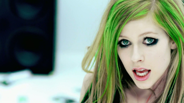 Avril Lavigne - Smile 0507 - Avril - Lavigne - Smile - Official - Music - Video - Caps - Paart 2