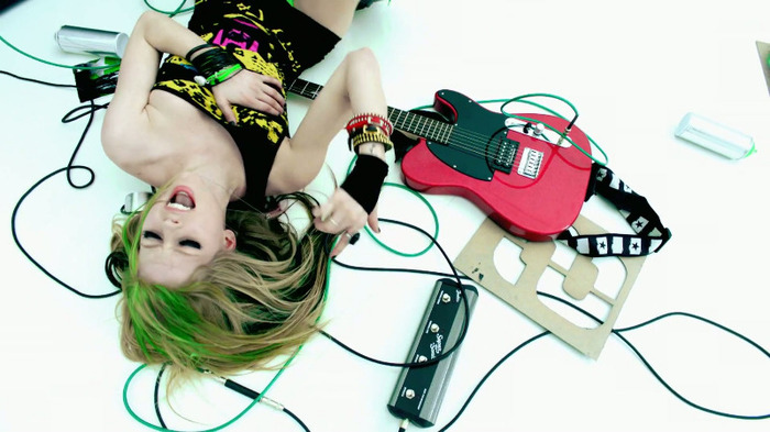 Avril Lavigne - Smile 0536