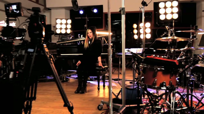 Avril Lavigne on Walmart Soundcheck_ Twitter 007