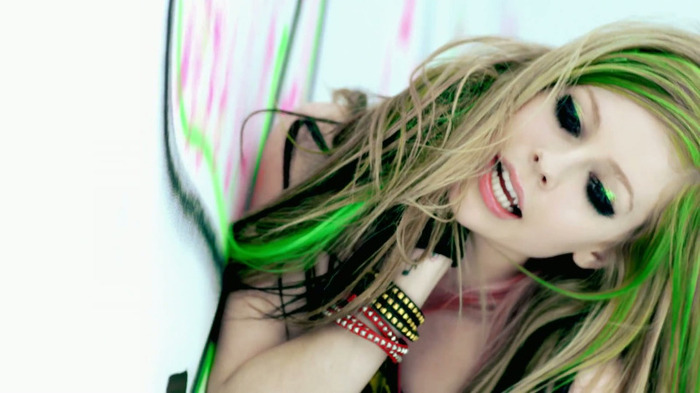 Avril Lavigne - Smile 0993 - Avril - Lavigne - Smile - Official - Music - Video - Caps - Paart 2