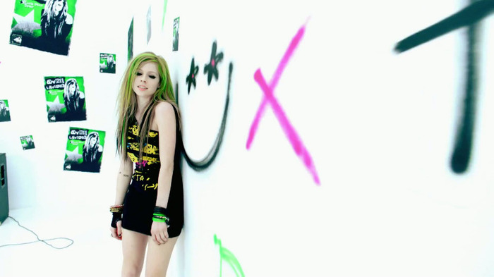 Avril Lavigne - Smile 0994 - Avril - Lavigne - Smile - Official - Music - Video - Caps - Paart 2