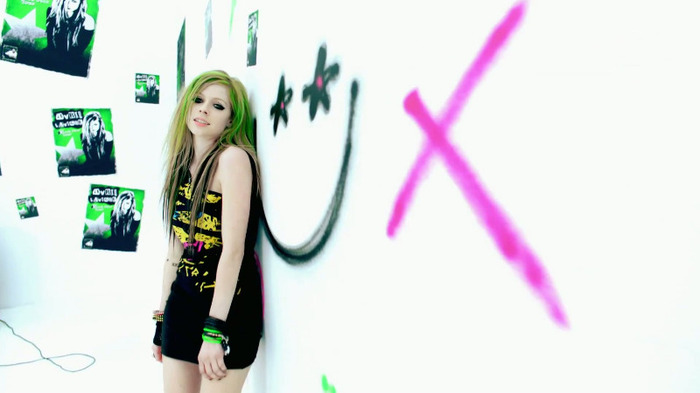 Avril Lavigne - Smile 0995 - Avril - Lavigne - Smile - Official - Music - Video - Caps - Paart 2