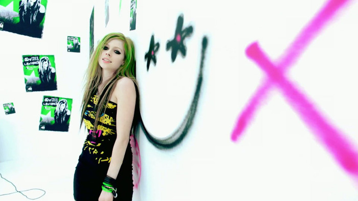 Avril Lavigne - Smile 0996 - Avril - Lavigne - Smile - Official - Music - Video - Caps - Paart 2