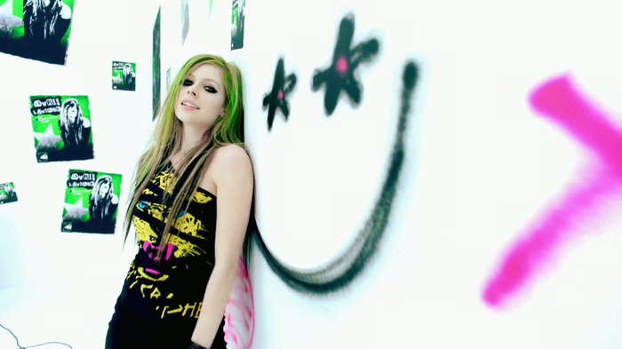 Avril Lavigne - Smile 0997 - Avril - Lavigne - Smile - Official - Music - Video - Caps - Paart 2