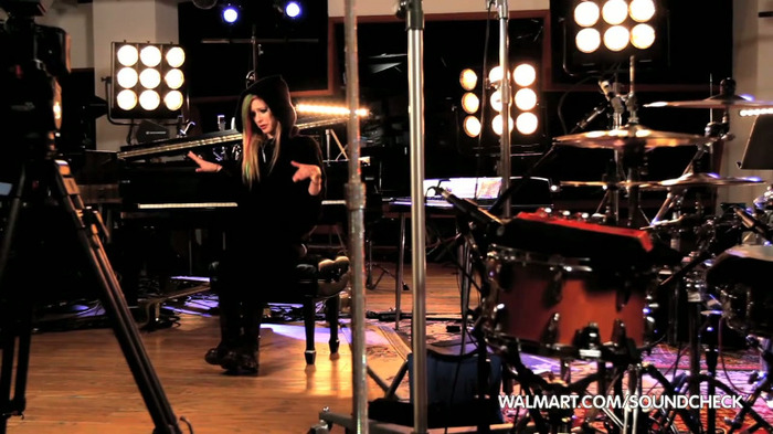 Avril Lavigne on Walmart Soundcheck_ Twitter 015