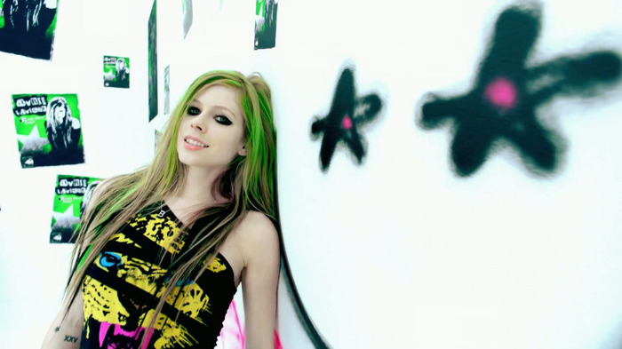 Avril Lavigne - Smile 1000 - Avril - Lavigne - Smile - Official - Music - Video - Caps - Paart 2