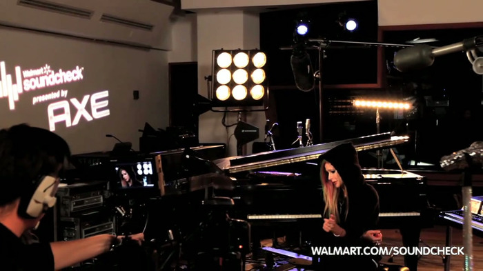 Avril Lavigne on Walmart Soundcheck_ Twitter 108
