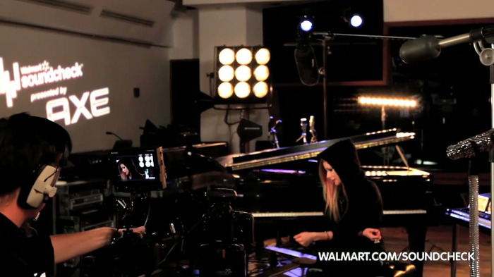 Avril Lavigne on Walmart Soundcheck_ Twitter 110