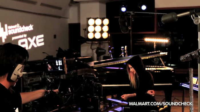 Avril Lavigne on Walmart Soundcheck_ Twitter 111