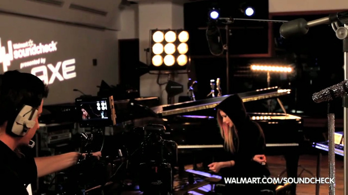 Avril Lavigne on Walmart Soundcheck_ Twitter 112