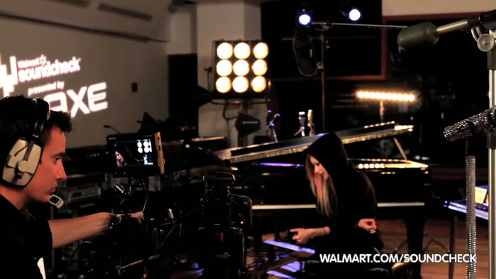 Avril Lavigne on Walmart Soundcheck_ Twitter 113