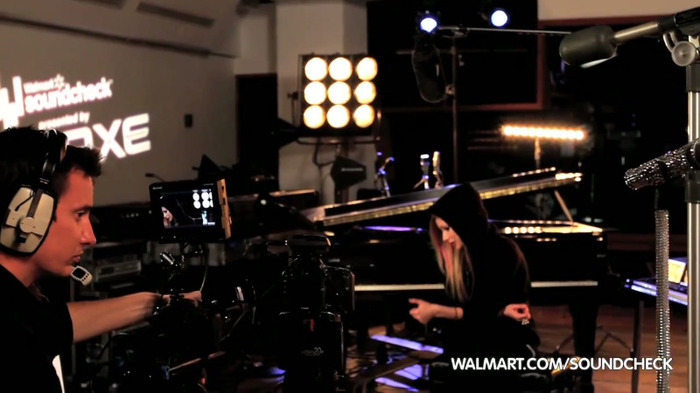 Avril Lavigne on Walmart Soundcheck_ Twitter 114