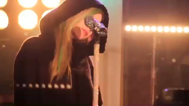 Avril Lavigne-Smile Walmart 0006 - Avril - Lavigne - live - Smile - on - Walmart - part1