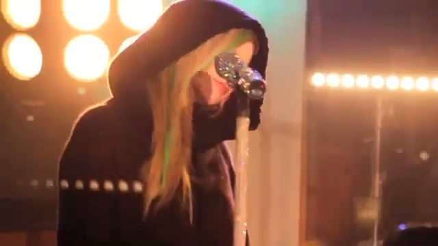 Avril Lavigne-Smile Walmart 0007 - Avril - Lavigne - live - Smile - on - Walmart - part1