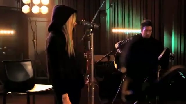 Avril Lavigne-Smile Walmart 0012 - Avril - Lavigne - live - Smile - on - Walmart - part1