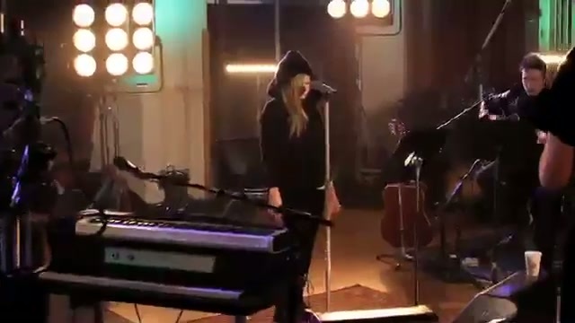 Avril Lavigne-Smile Walmart 0020