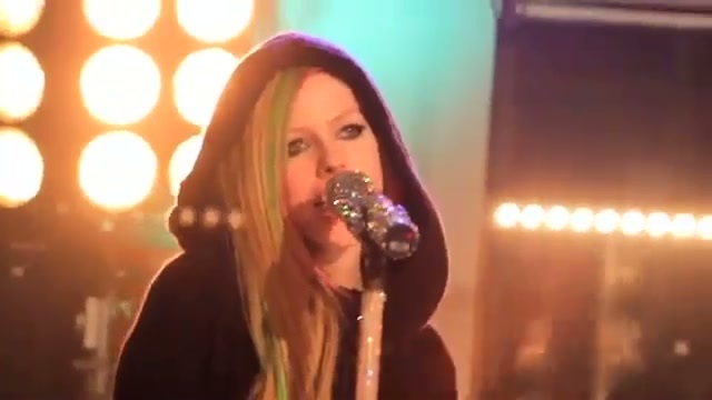Avril Lavigne-Smile Walmart 0042 - Avril - Lavigne - live - Smile - on - Walmart - part1