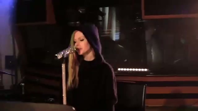 Avril Lavigne-Smile Walmart 0068