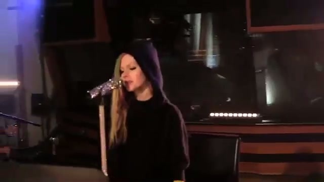 Avril Lavigne-Smile Walmart 0069