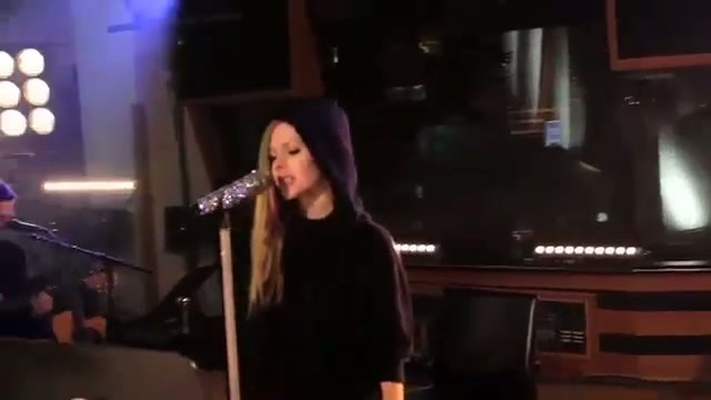 Avril Lavigne-Smile Walmart 0071