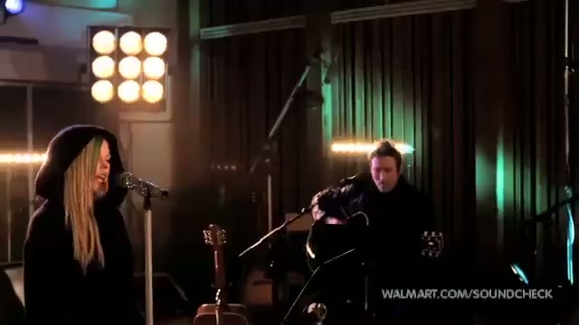 Avril Lavigne-Smile Walmart 0086 - Avril - Lavigne - live - Smile - on - Walmart - part1