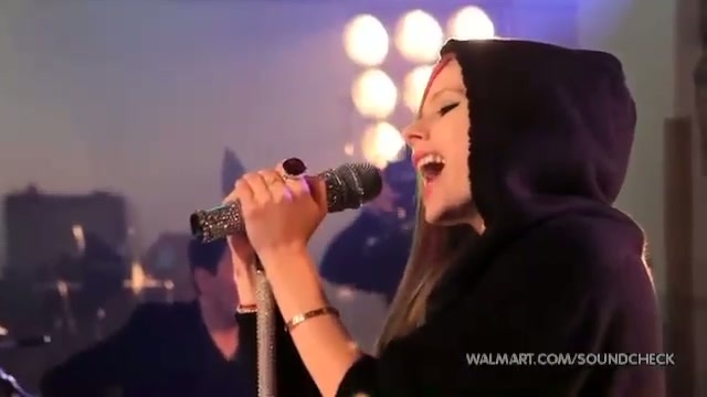 Avril Lavigne-Smile Walmart 0193 - Avril - Lavigne - live - Smile - on - Walmart - part1