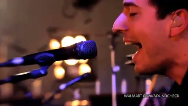 Avril Lavigne-Smile Walmart 0283 - Avril - Lavigne - live - Smile - on - Walmart - part1