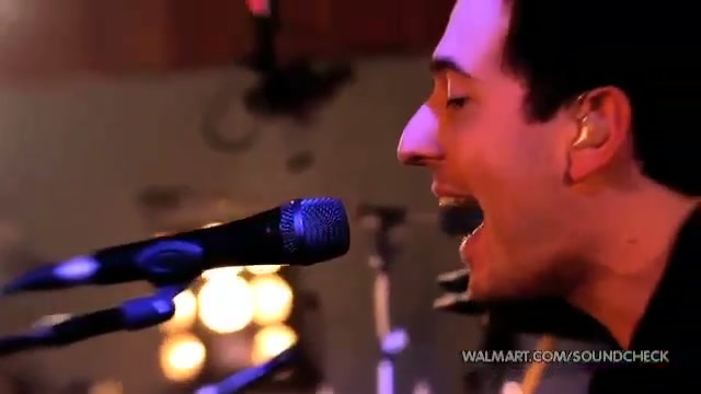 Avril Lavigne-Smile Walmart 0286 - Avril - Lavigne - live - Smile - on - Walmart - part1