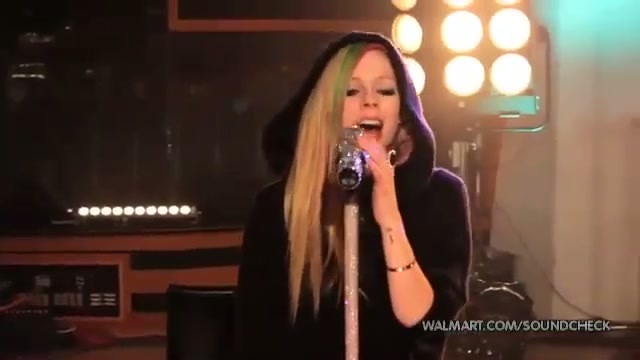 Avril Lavigne-Smile Walmart 0301 - Avril - Lavigne - live - Smile - on - Walmart - part1