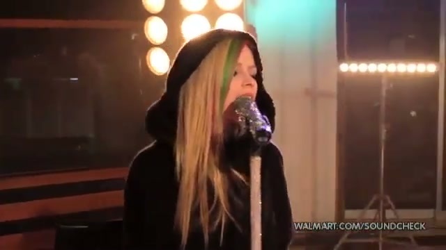 Avril Lavigne-Smile Walmart 0307 - Avril - Lavigne - live - Smile - on - Walmart - part1