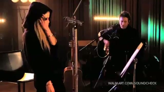 Avril Lavigne-Smile Walmart 0313 - Avril - Lavigne - live - Smile - on - Walmart - part1