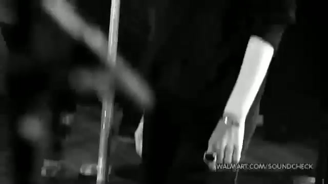 Avril Lavigne-Smile Walmart 0338 - Avril - Lavigne - live - Smile - on - Walmart - part1