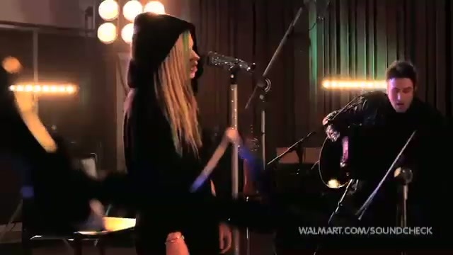 Avril Lavigne-Smile Walmart 0363 - Avril - Lavigne - live - Smile - on - Walmart - part1