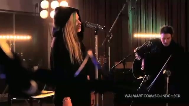 Avril Lavigne-Smile Walmart 0364 - Avril - Lavigne - live - Smile - on - Walmart - part1