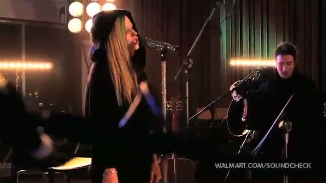 Avril Lavigne-Smile Walmart 0365 - Avril - Lavigne - live - Smile - on - Walmart - part1