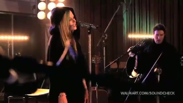 Avril Lavigne-Smile Walmart 0367 - Avril - Lavigne - live - Smile - on - Walmart - part1